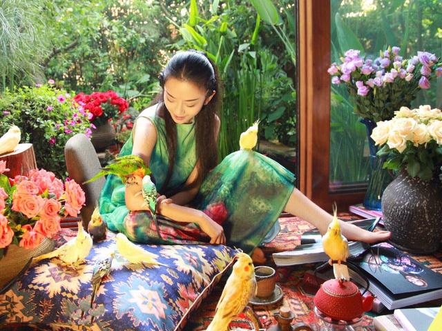 Ngoài 60 tuổi, nữ nghệ sĩ chọn sống trong căn nhà bên hồ: Cửa kính chạm sàn, sân đầy hoa, bước ra ngoài đã thấy núi và nước - Ảnh 12.