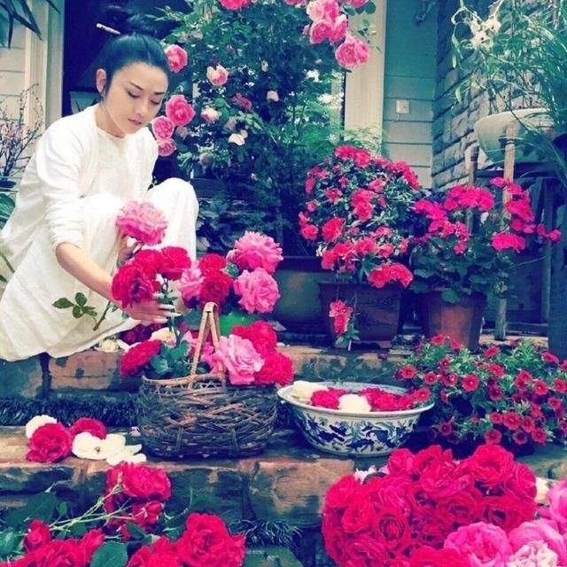 Ngoài 60 tuổi, nữ nghệ sĩ chọn sống trong căn nhà bên hồ: Cửa kính chạm sàn, sân đầy hoa, bước ra ngoài đã thấy núi và nước - Ảnh 13.
