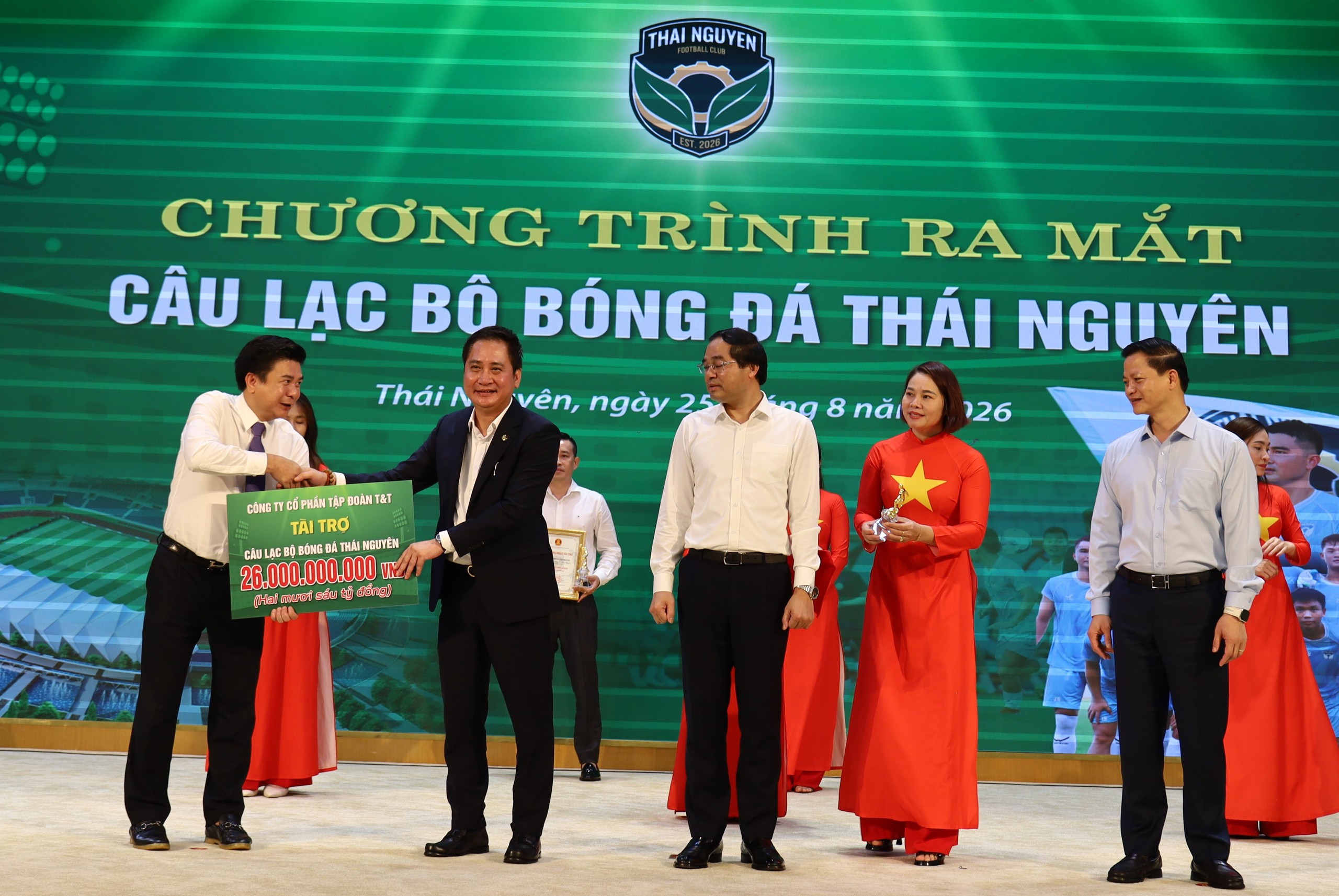 Một đội bóng đá tỉnh vừa nhận cam kết hơn 115 tỷ đồng từ hàng chục doanh nghiệp: Bầu Hiển là người đi trước từ 7 năm trước - Ảnh 2.