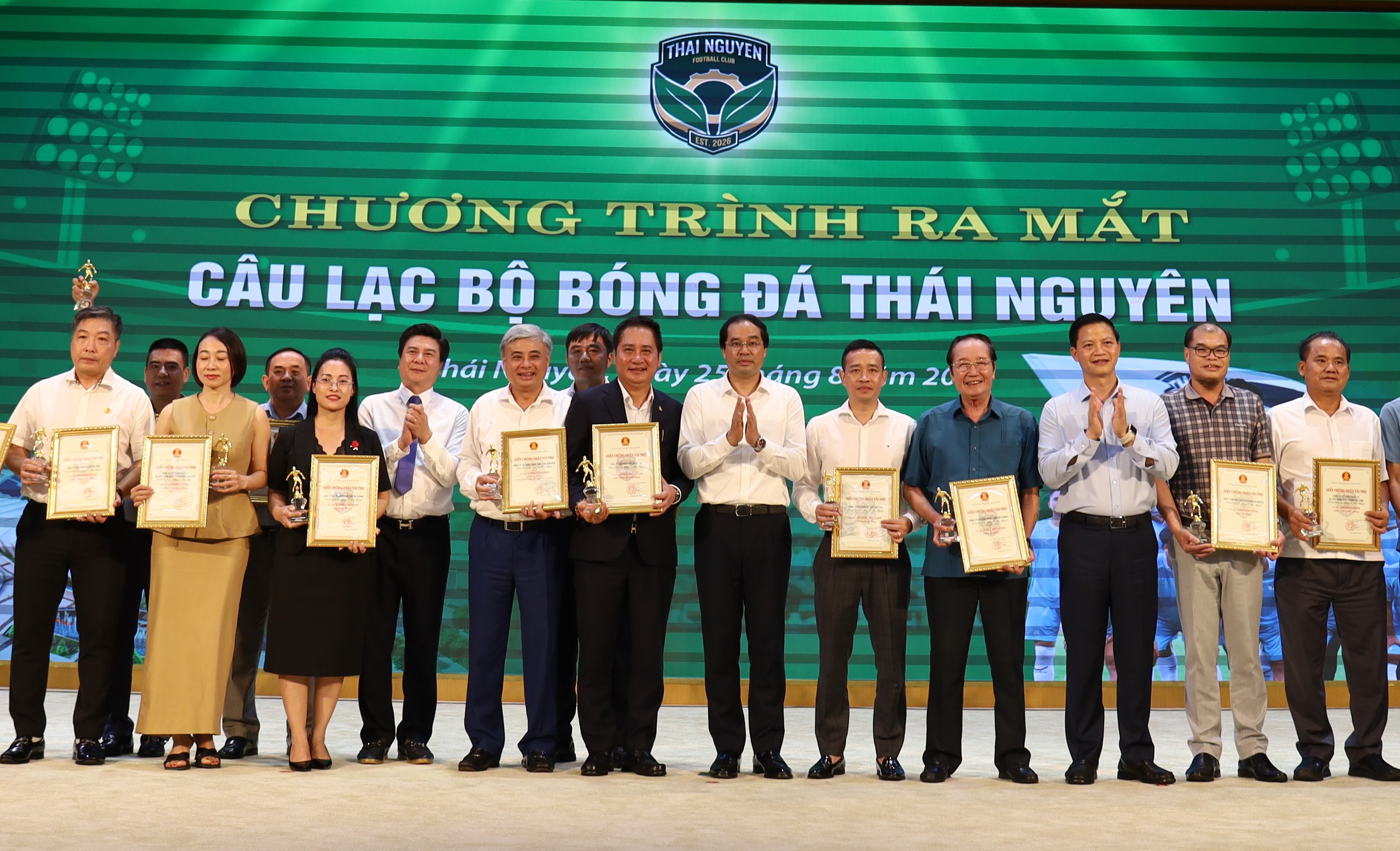 Một đội bóng đá tỉnh vừa nhận cam kết hơn 115 tỷ đồng từ hàng chục doanh nghiệp: Bầu Hiển là người đi trước từ 7 năm trước - Ảnh 1.