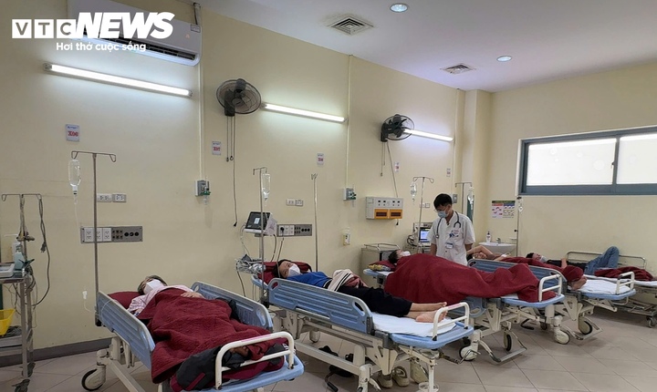 Thêm nhiều người nhập viện nghi do ngộ độc tập thể tại công ty dệt may ở Huế- Ảnh 1.