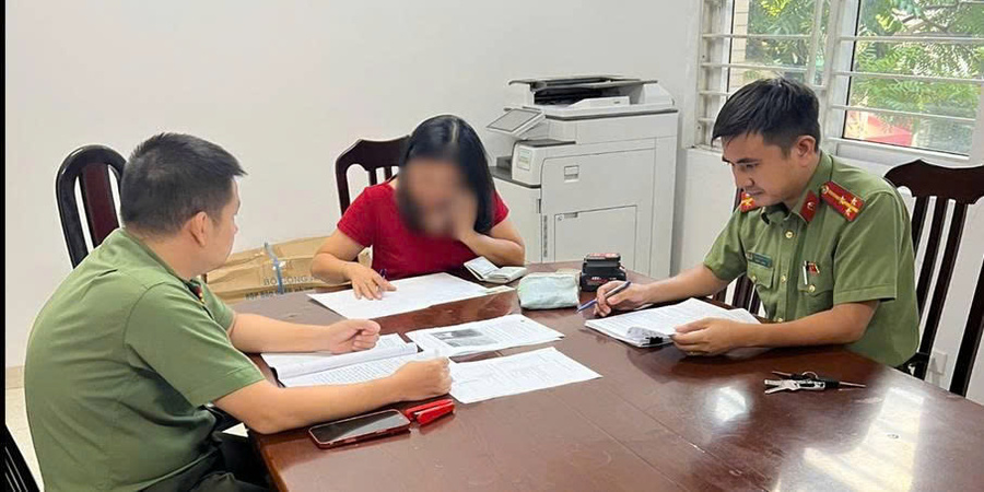 Ngay sau khi đăng bình luận lên Facebook với nội dung này, người phụ nữ ở Hà Nội bị phạt 12,5 triệu đồng - Ảnh 1.