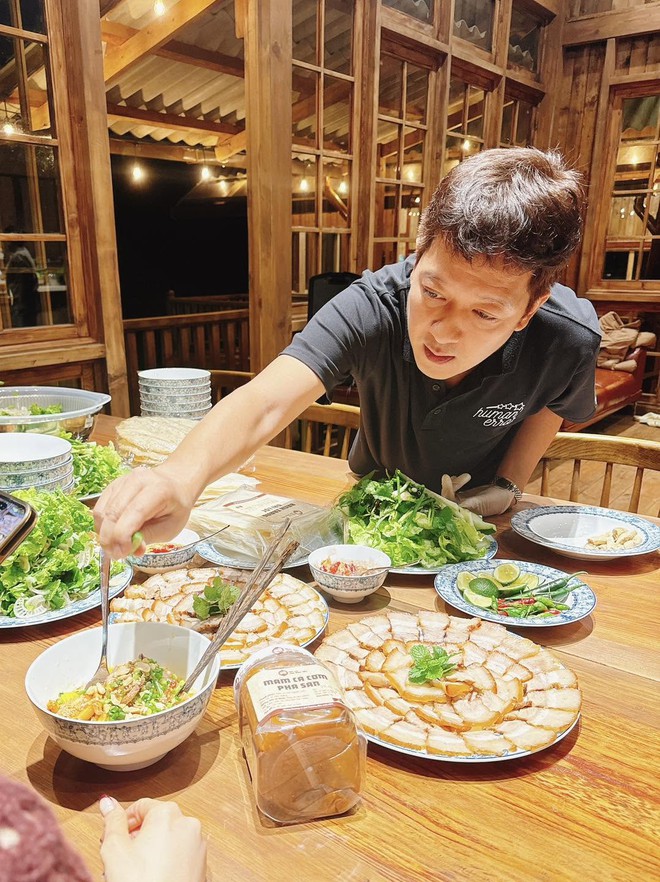 Người bán bữa ăn, người bán lượt khách: Trấn Thành và Trường Giang đang làm F&B theo hai cách trái ngược- Ảnh 2.