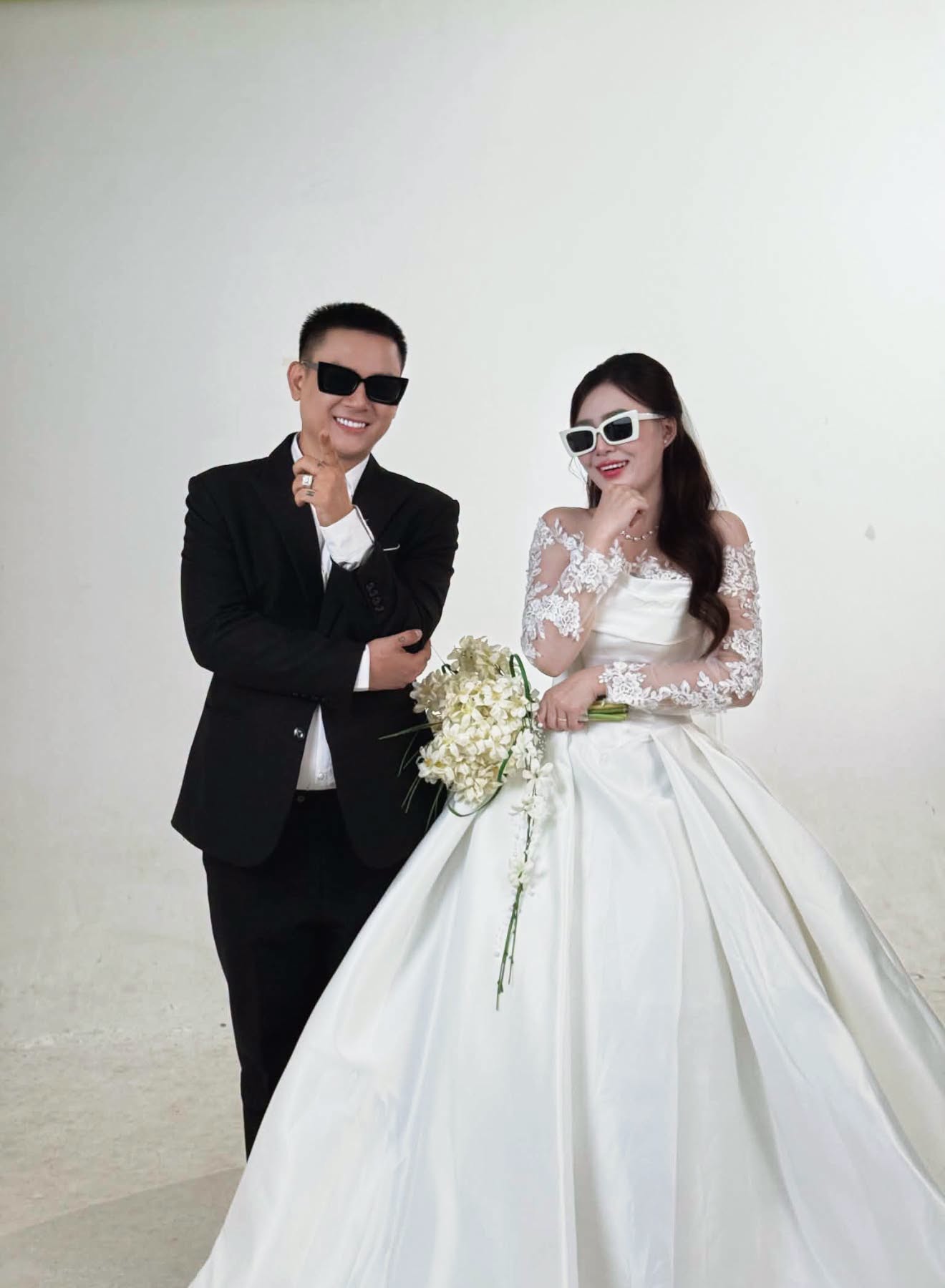 Hoài Lâm công khai ảnh cưới với Ngọc Trinh: Cô dâu sinh năm 2004, quê Vĩnh Long- Ảnh 1.