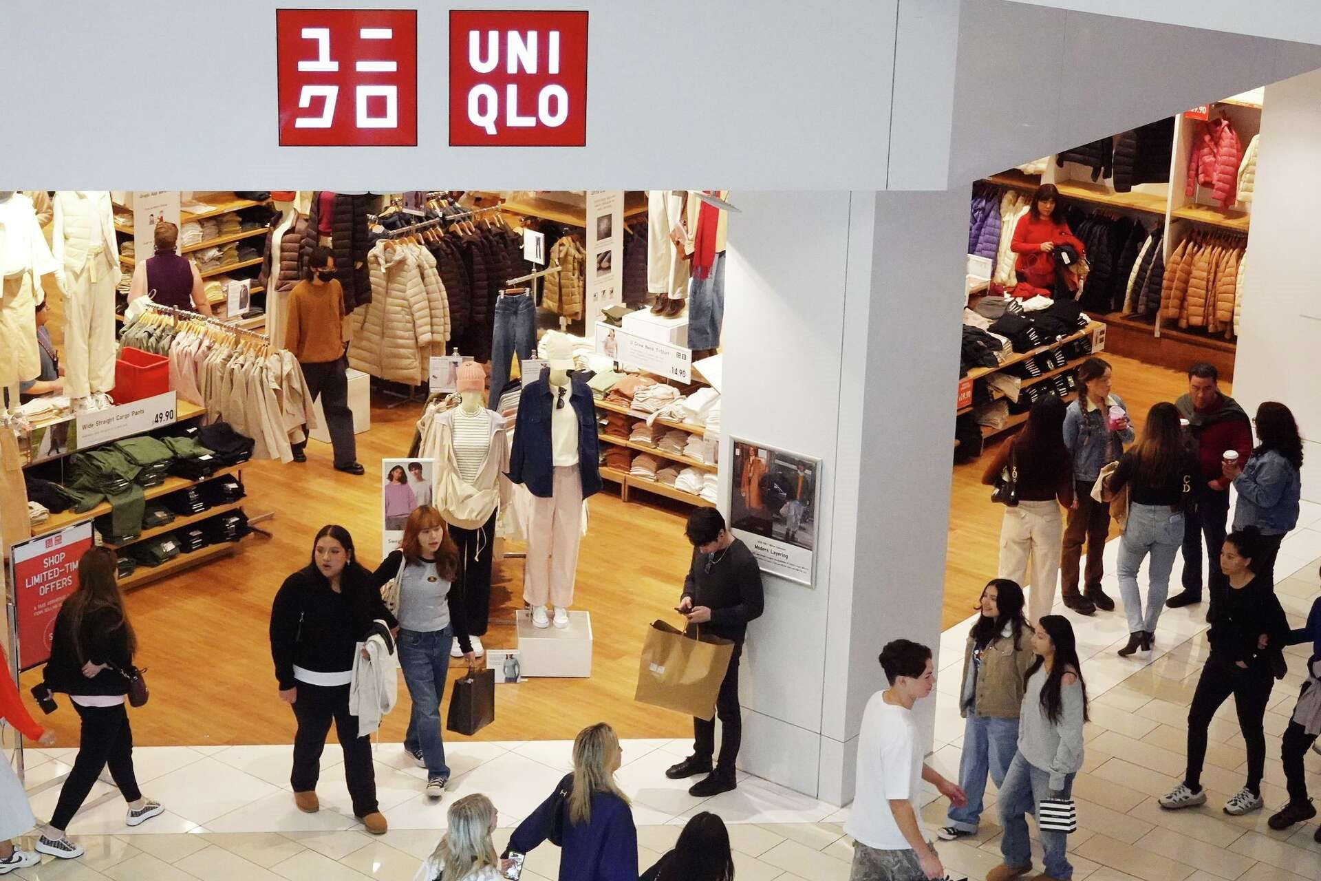 Vì sao "cầm nhầm" quần áo ra ngoài cửa hàng Uniqlo là còi hú inh tai, báo hiệu bạn ăn trộm?- Ảnh 1.