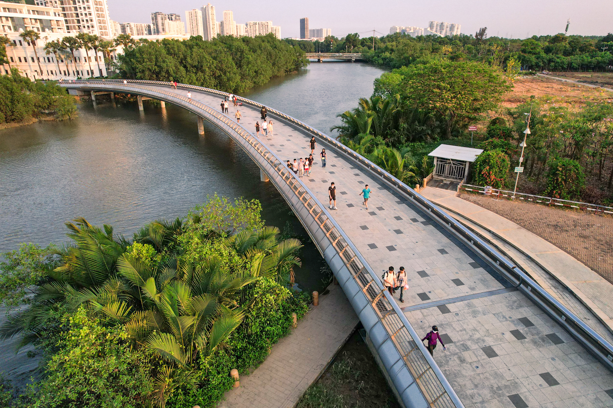 Chim có trong sách đỏ đua nhau kéo về một khu đô thị được mệnh danh là ‘khu nhà giàu’, mật độ xây dựng chỉ 26%, dành 174 ha làm cây xanh và hồ nước - Ảnh 10.