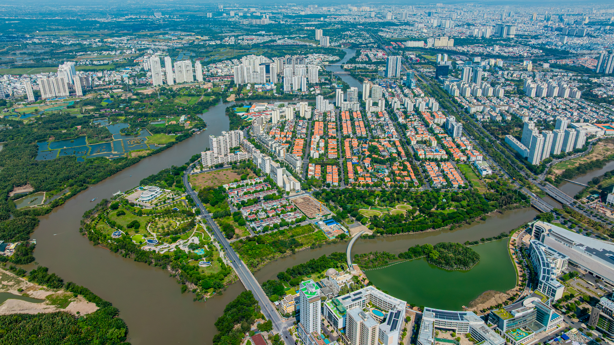 Chim có trong sách đỏ đua nhau kéo về một khu đô thị được mệnh danh là ‘khu nhà giàu’, mật độ xây dựng chỉ 26%, dành 174 ha làm cây xanh và hồ nước - Ảnh 11.