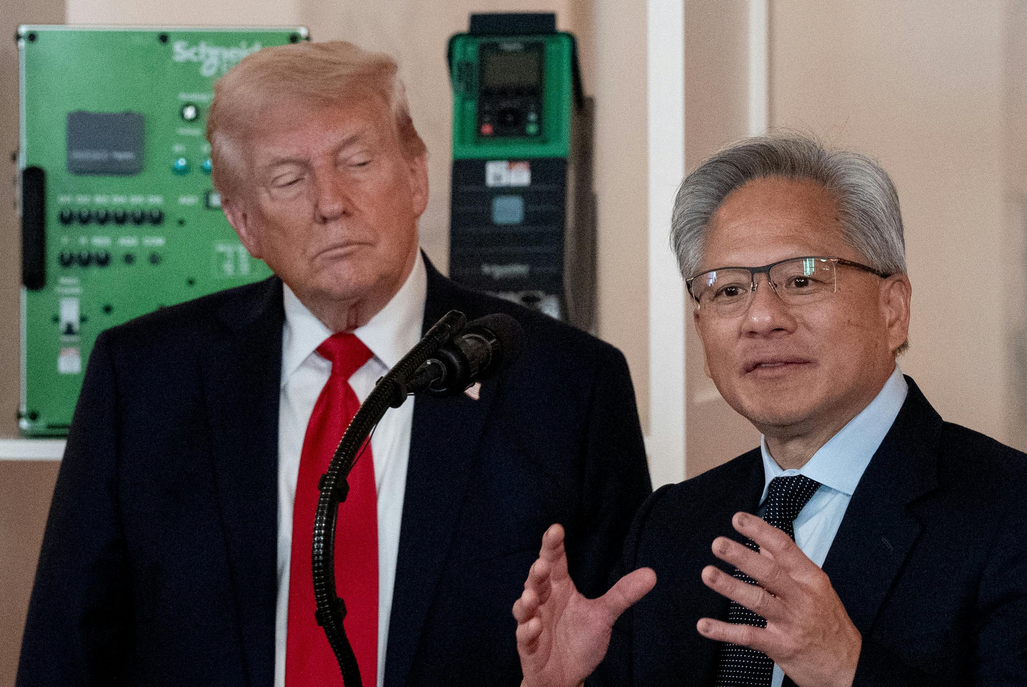 Đang phát biểu trên sân khấu, CEO NVIDIA Jensen Huang bất ngờ nhận cuộc gọi từ Tổng thống Trump, một tuyên bố khẩn được đưa ra- Ảnh 1.