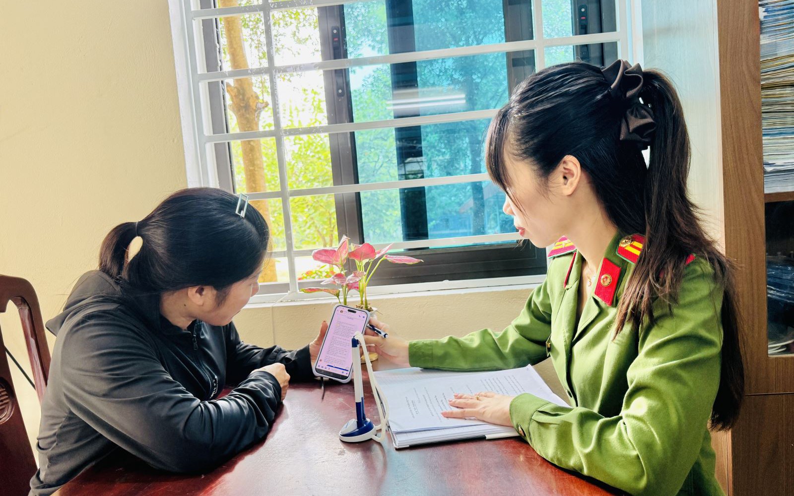 Điều tra các giao dịch chuyển khoản từ 299.000 đến 599.000 đồng: Công an mời Nguyễn Thị T. SN 1980 đến trụ sở làm việc