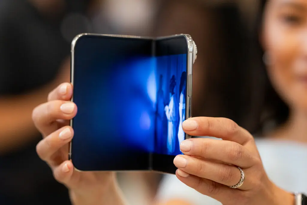 Đằng sau mức giá 1.999 USD của iPhone Duo và lý do Apple nhảy vào thị trường điện thoại gập dù người dùng không mấy mặn mà - Ảnh 1.