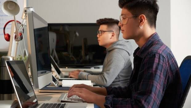 Kỹ sư cấp cao làm 10 năm ở Big Tech bị sa thải, rời thủ đô về làm giáo viên với mức lương chỉ bằng 1/10 - Ảnh 1.
