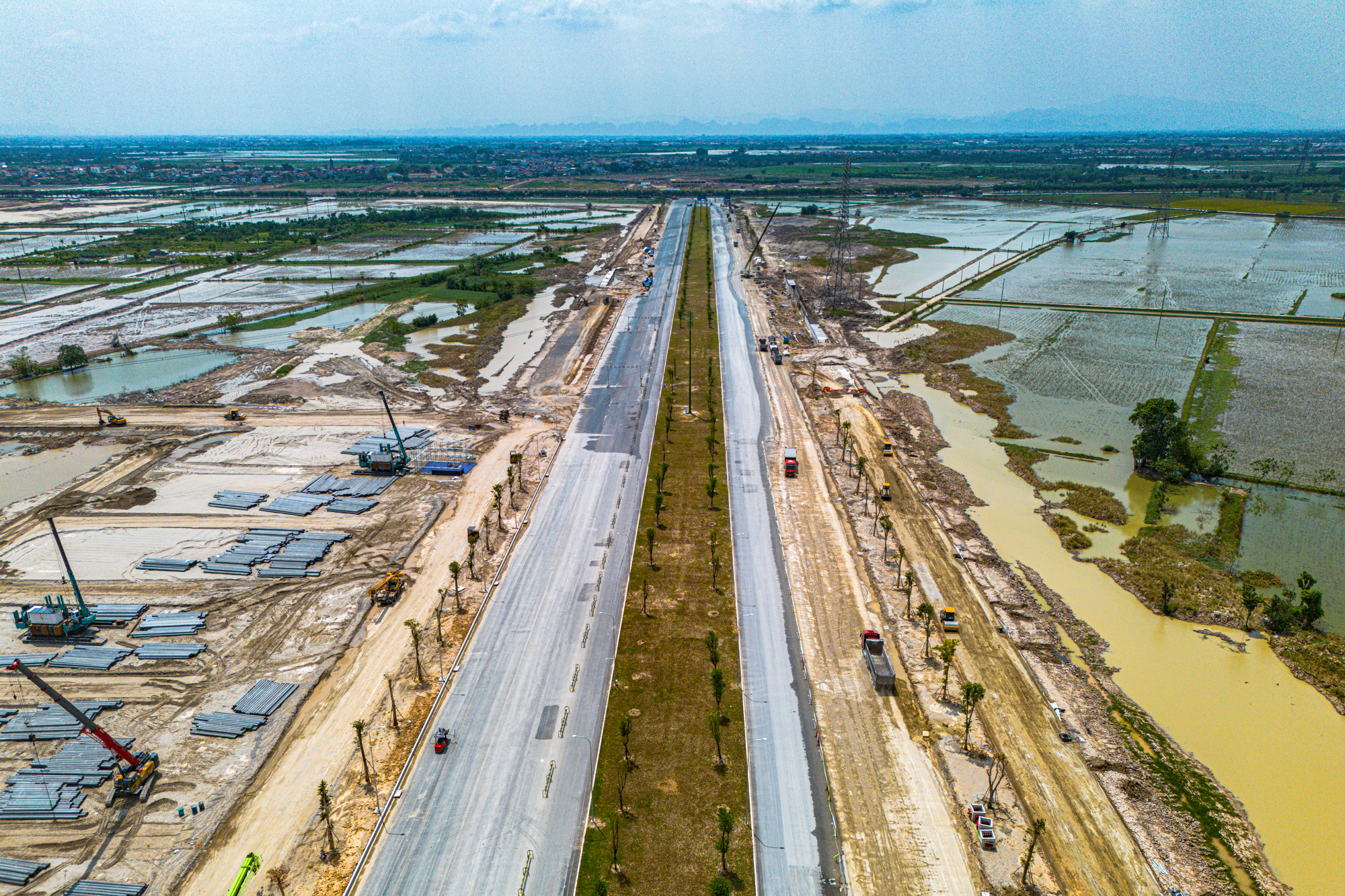 Toàn cảnh đại lộ rộng gần gấp 3 lần đường băng sân bay, chạy xuyên siêu dự án 925.000 tỷ đồng, kết nối trực tiếp tới sân vận động 135.000 chỗ lớn nhất thế giới của Vingroup - Ảnh 3.