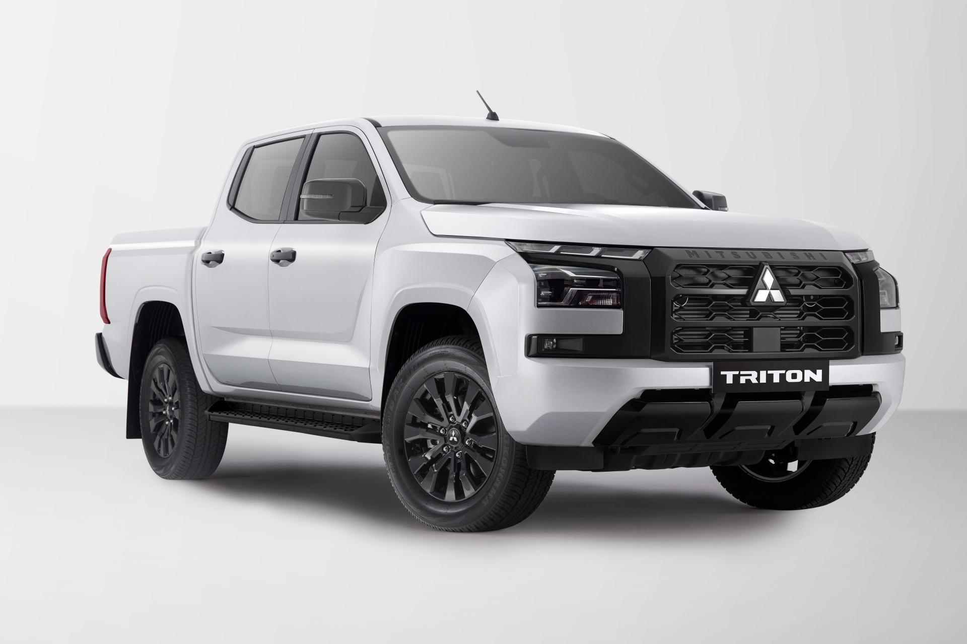 Mitsubishi Triton thêm bản tầm trung mới tại Việt Nam: Giá thực tế còn 736 triệu đồng, phối màu thể thao, có 4WD, số tự động, ‘phả hơi nóng’ lên Ranger XLS - Ảnh 1.
