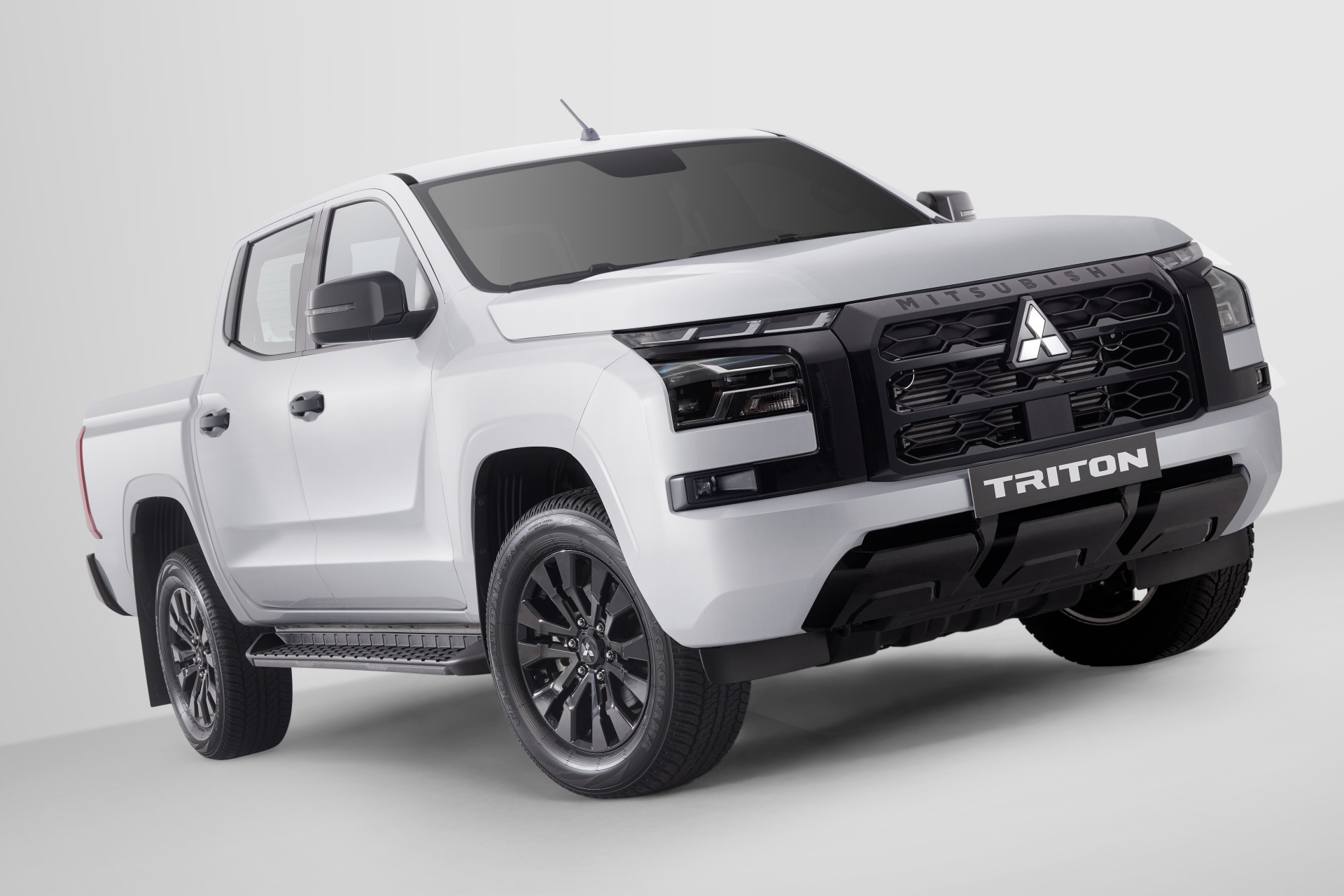 Mitsubishi Triton thêm bản tầm trung mới tại Việt Nam: Giá thực tế còn 736 triệu đồng, phối màu thể thao, có 4WD, số tự động, ‘phả hơi nóng’ lên Ranger XLS - Ảnh 2.