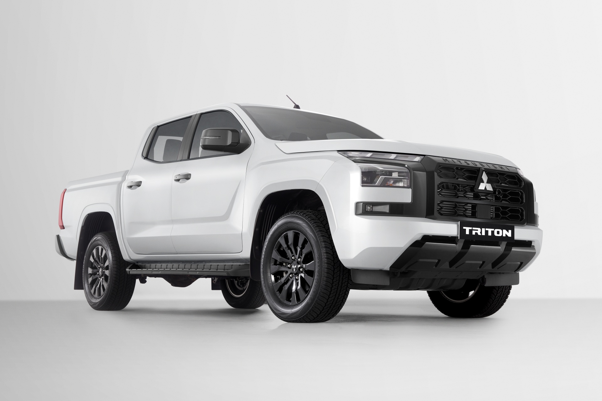 Mitsubishi Triton thêm bản tầm trung mới tại Việt Nam: Giá thực tế còn 736 triệu đồng, phối màu thể thao, có 4WD, số tự động, ‘phả hơi nóng’ lên Ranger XLS - Ảnh 5.