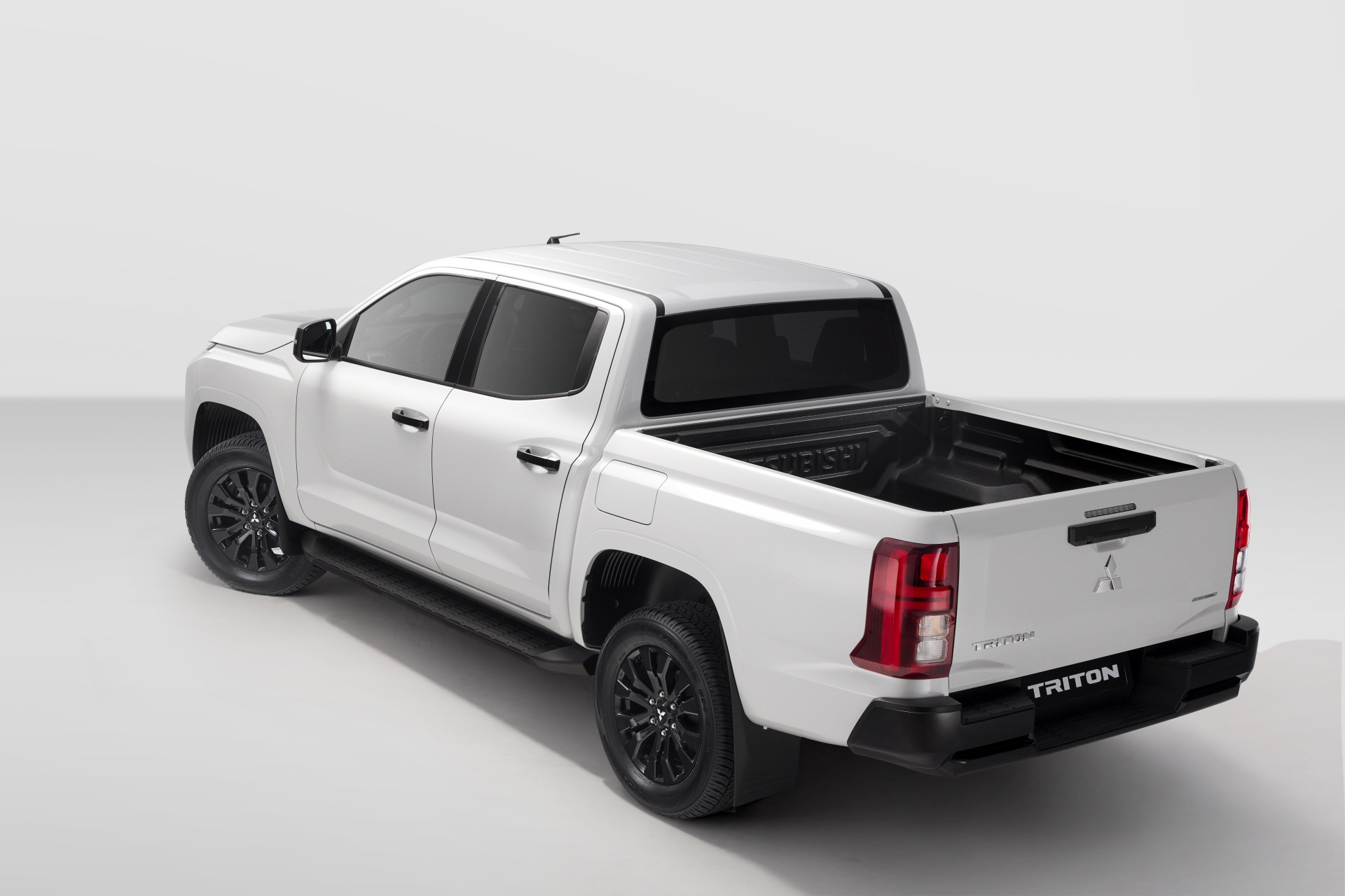 Mitsubishi Triton thêm bản tầm trung mới tại Việt Nam: Giá thực tế còn 736 triệu đồng, phối màu thể thao, có 4WD, số tự động, ‘phả hơi nóng’ lên Ranger XLS - Ảnh 3.
