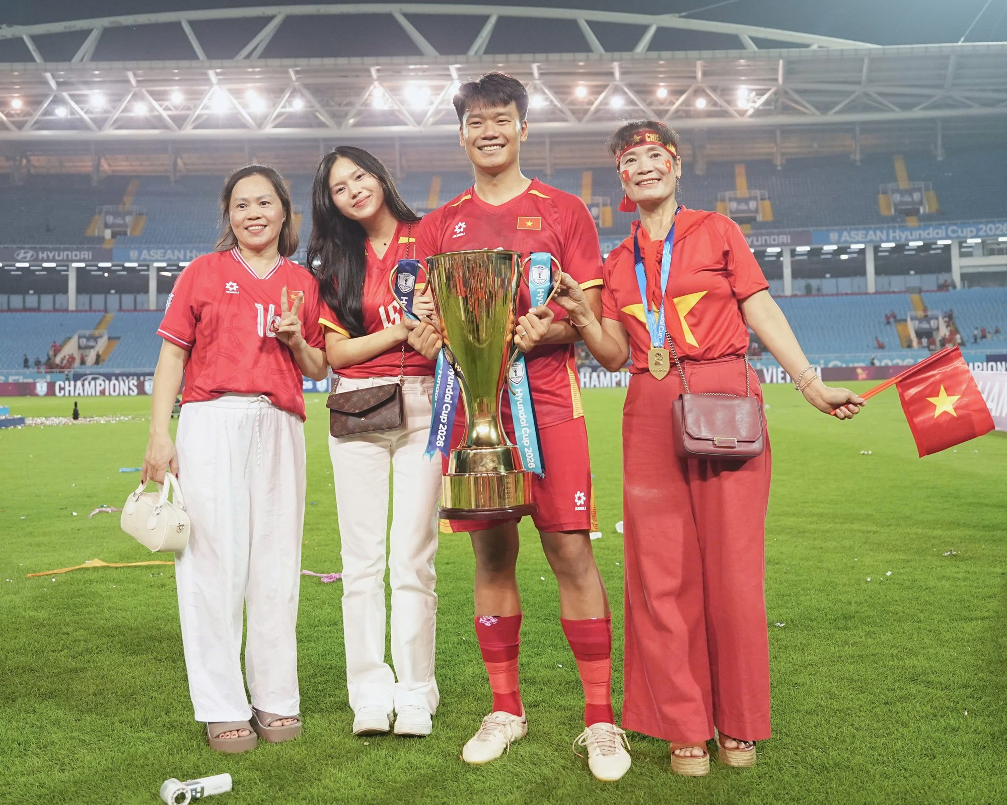 Người mẹ bỏ việc ở Tuyên Quang xuống Hà Nội theo con đi học bóng đá, sau 19 năm mọi thứ thay đổi hoàn toàn- Ảnh 1.