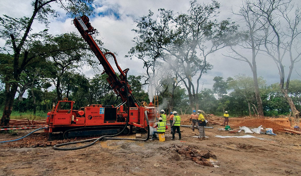 Khoan 6 mét vào lòng đất, phát hiện một dải khoáng hóa chứa vàng kéo dài 1km - Ảnh 1.