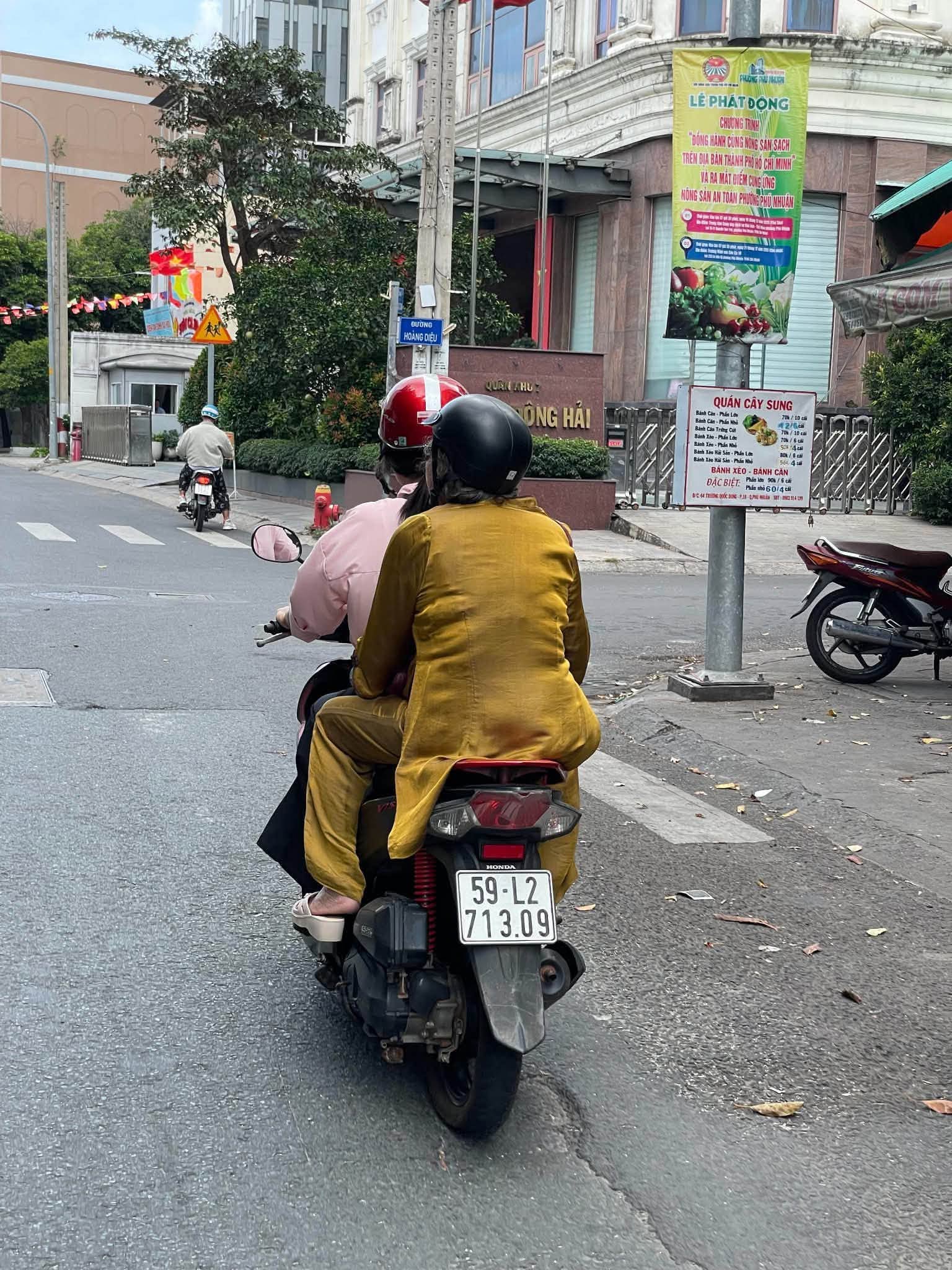Mẹ Hoài Linh 88 tuổi vẫn đi xe máy dạo phố - Ảnh 1.