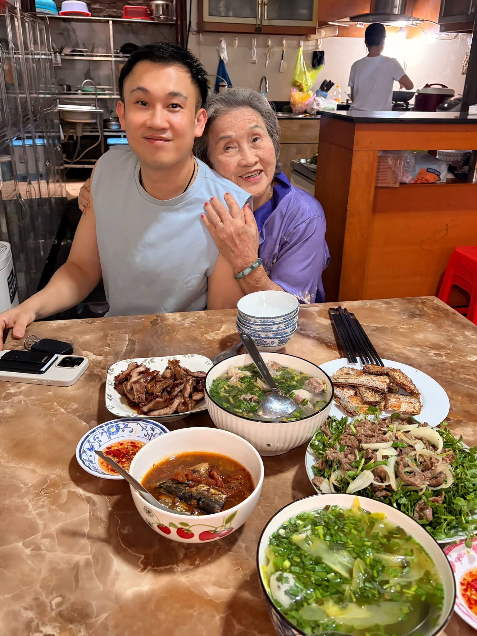 Mẹ ruột Hoài Linh: "Con trai về rồi mà sao vẫn chưa qua thăm mẹ?"- Ảnh 2.