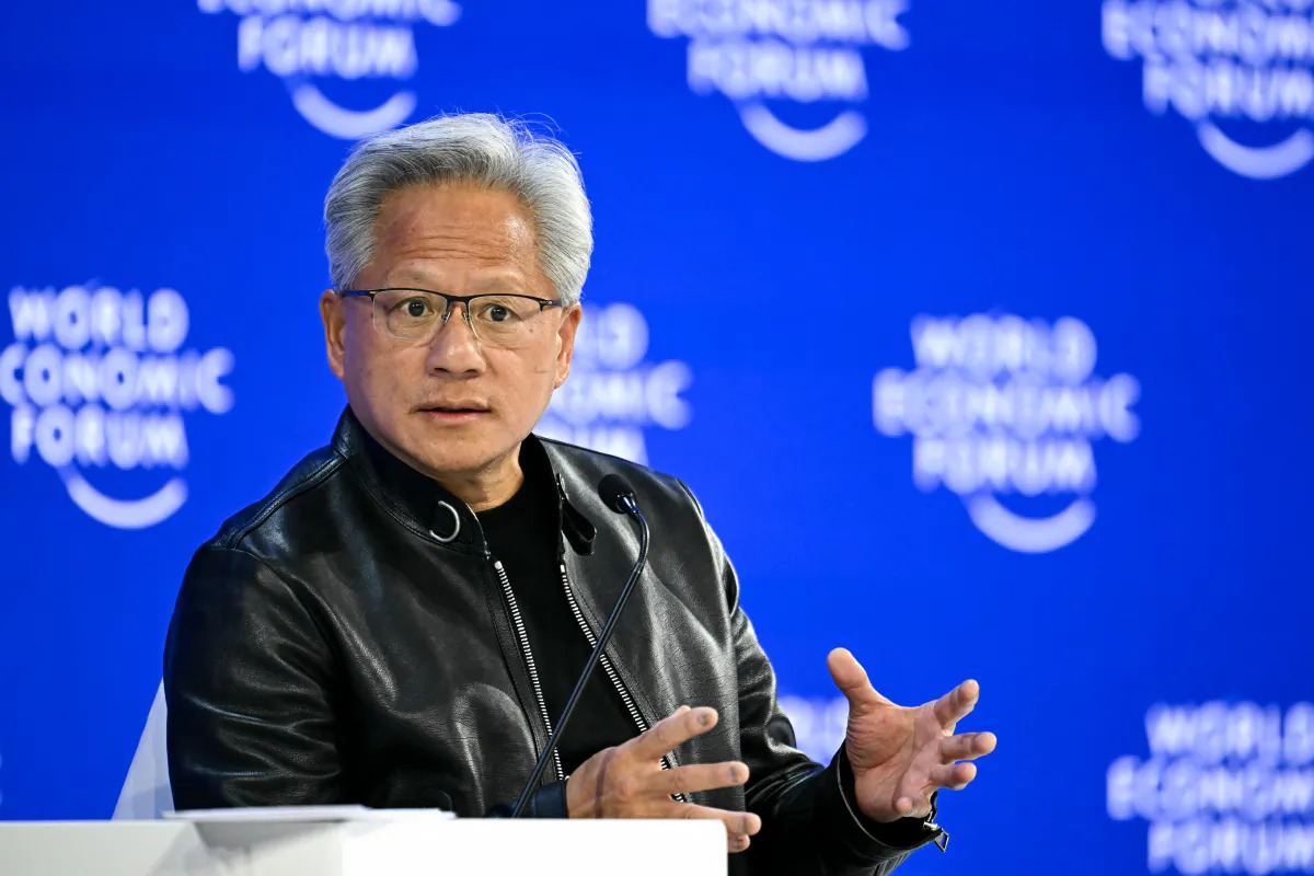 "Chúng tôi sẽ không để AI chậm lại": Jensen Huang bật loa ngoài cho Trump nghe giữa sự kiện- Ảnh 1.