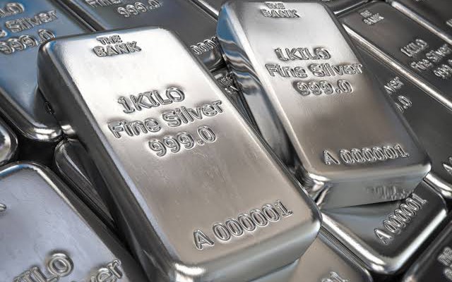 Giá bạc tăng hơn 1% khi giới đầu tư hồi hộp chờ động thái mới từ Fed