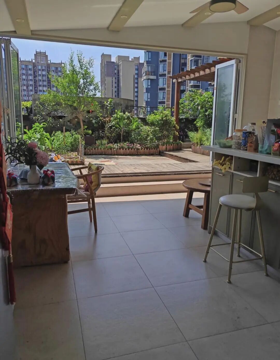 Ai cũng khuyên đừng mua căn hộ tầng cao nhất, tôi vẫn xuống tiền: 3 năm sau mới hiểu 5 điều không tầng nào có được - Ảnh 3.