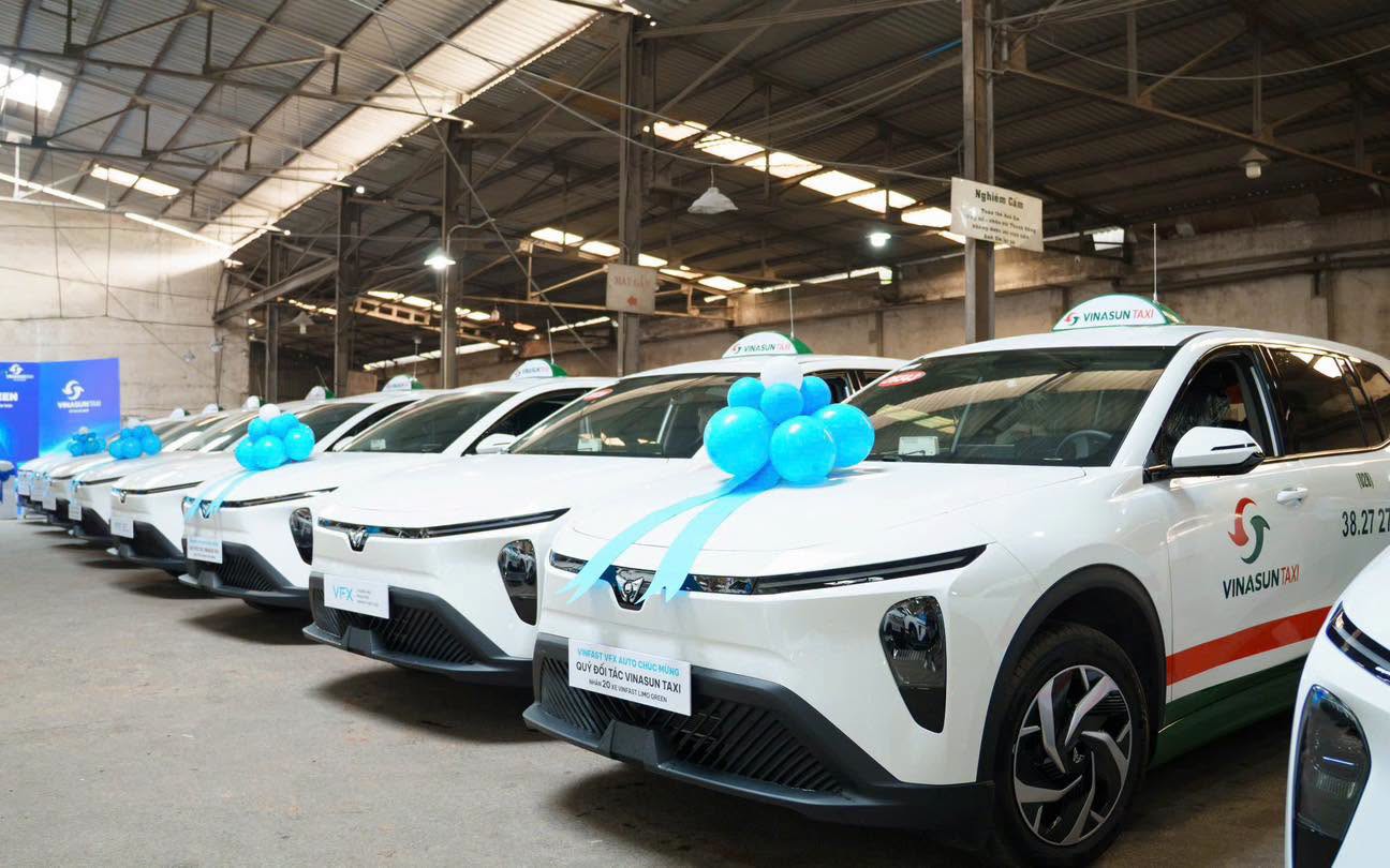 Giữa sức ép taxi điện, Vinasun lập tức bổ sung VinFast Limo Green vào đội xe