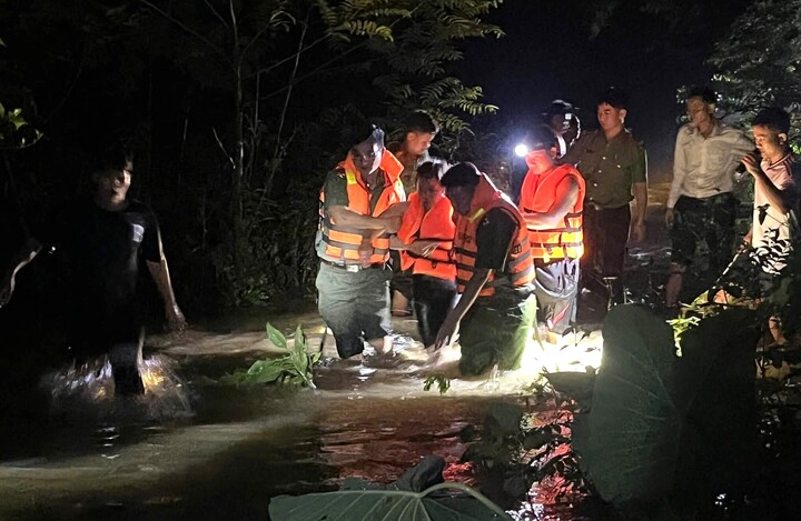 Mưa lớn ở Nghệ An, nhiều tuyến đường ngập sâu, giao thông chia cắt- Ảnh 9.