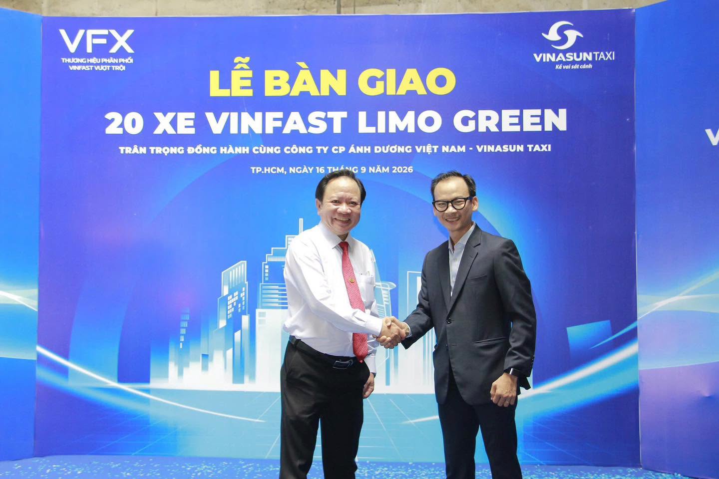 Giữa sức ép taxi điện, Vinasun lập tức bổ sung VinFast Limo Green vào đội xe - Ảnh 4.