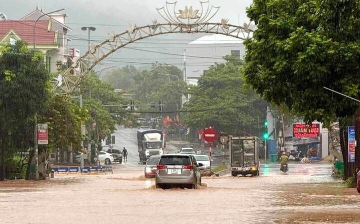 Mưa lớn ở Nghệ An, nhiều tuyến đường ngập sâu, giao thông chia cắt- Ảnh 2.