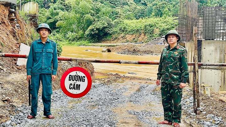 Mưa lớn ở Nghệ An, nhiều tuyến đường ngập sâu, giao thông chia cắt- Ảnh 3.