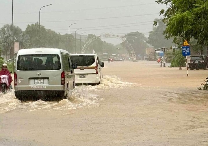 Mưa lớn ở Nghệ An, nhiều tuyến đường ngập sâu, giao thông chia cắt- Ảnh 1.