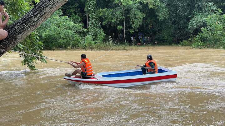 Mưa lớn ở Nghệ An, nhiều tuyến đường ngập sâu, giao thông chia cắt- Ảnh 6.