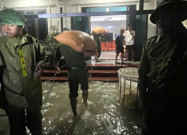 Mưa lớn ở Nghệ An, nhiều tuyến đường ngập sâu, giao thông chia cắt- Ảnh 11.