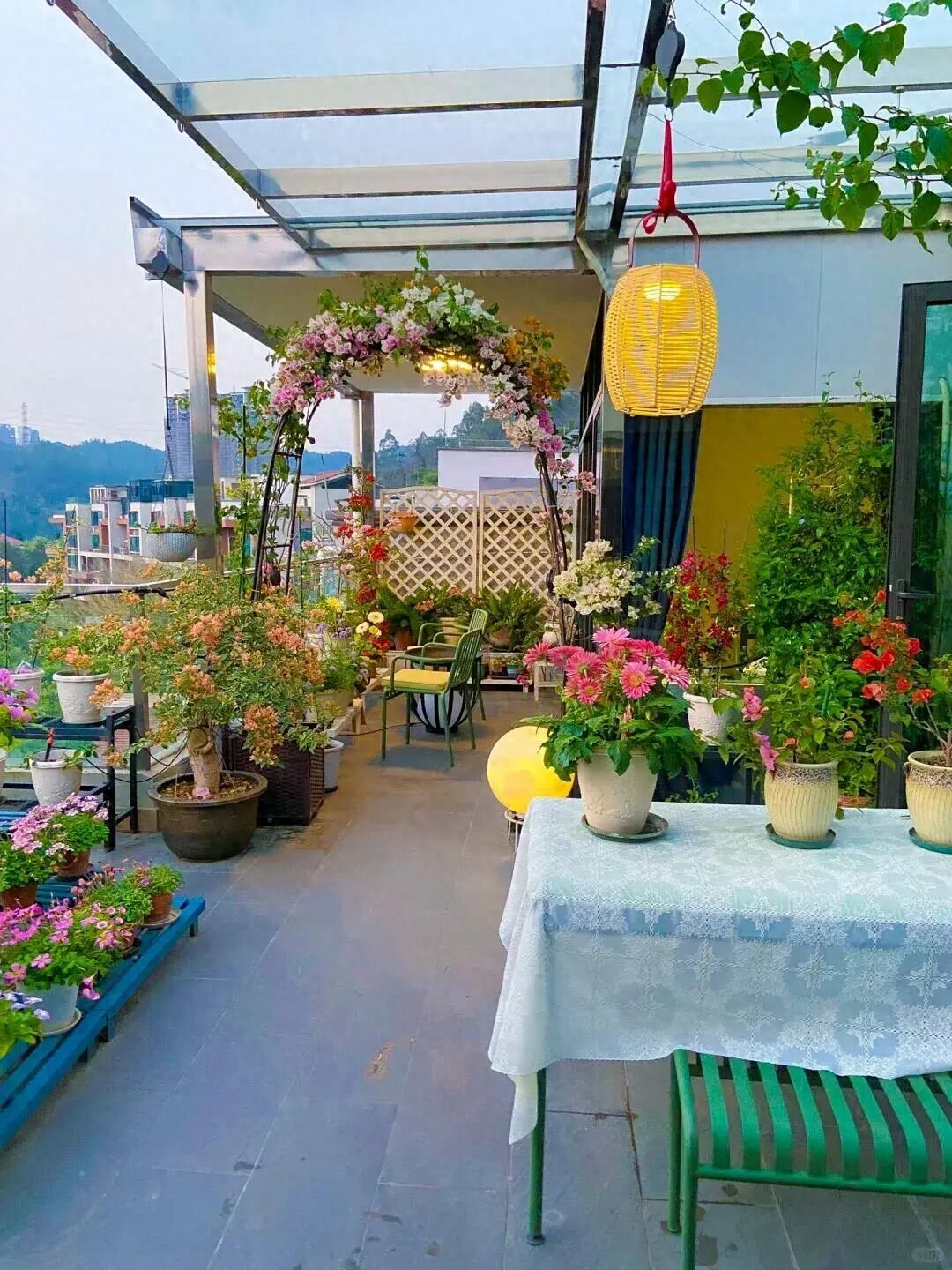 Ai cũng khuyên đừng mua căn hộ tầng cao nhất, tôi vẫn xuống tiền: 3 năm sau mới hiểu 5 điều không tầng nào có được - Ảnh 1.