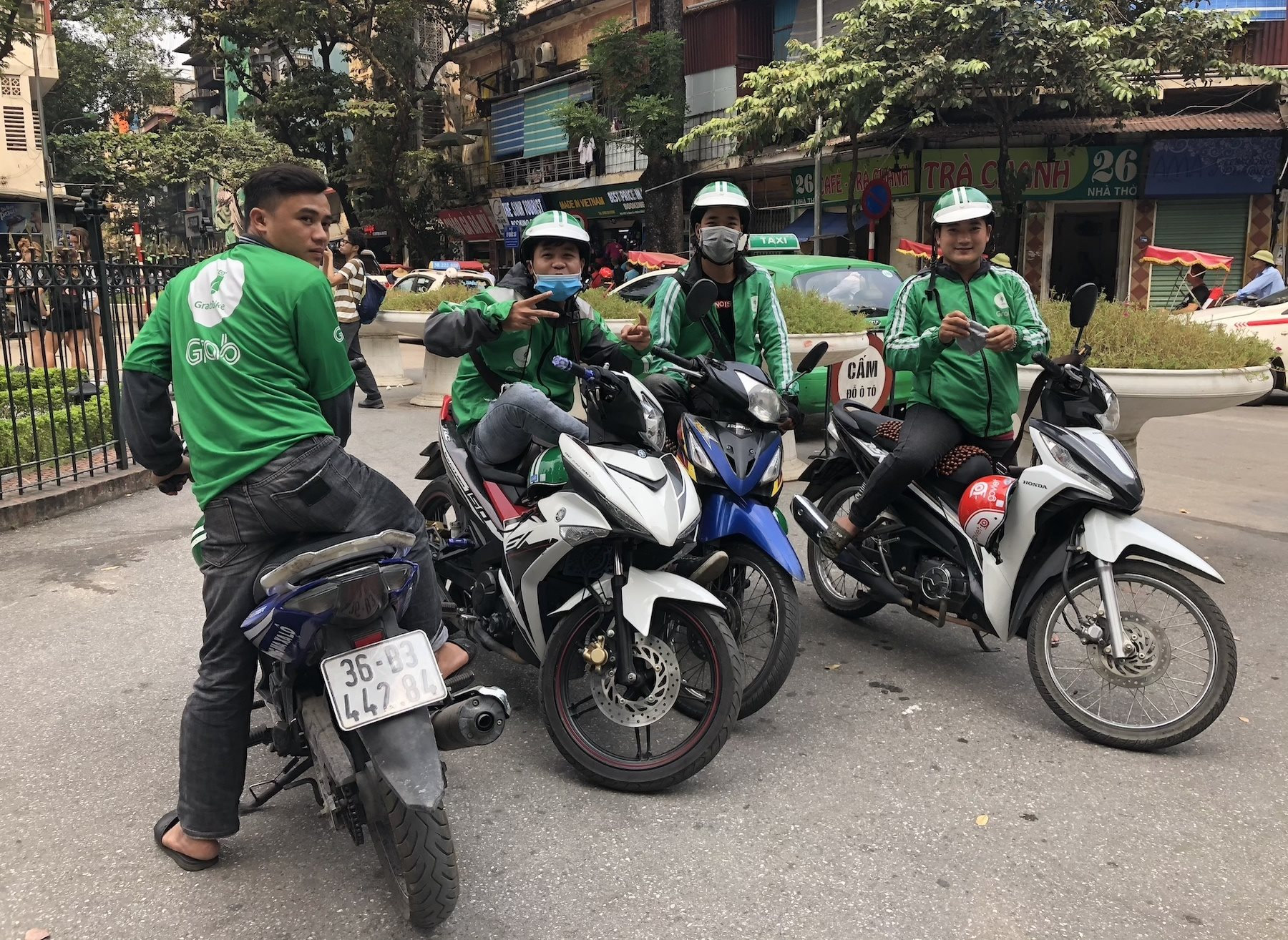 Sống trong ảo mộng tự do, tài xế Grab bị “còng tay” vào xe máy 16 tiếng/ngày: Bán phẩm giá để đổi lấy cái vote 5 sao- Ảnh 5.
