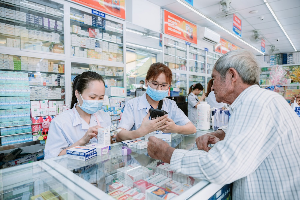Bà Nguyễn Bạch Điệp bắt tay với quỹ của Pháp, Hội Chữ thập đỏ, ĐH Y Dược, ĐH Y Khoa, cho hơn 22.000 dược sĩ học một kỹ năng khác ngoài bán thuốc - Ảnh 1.