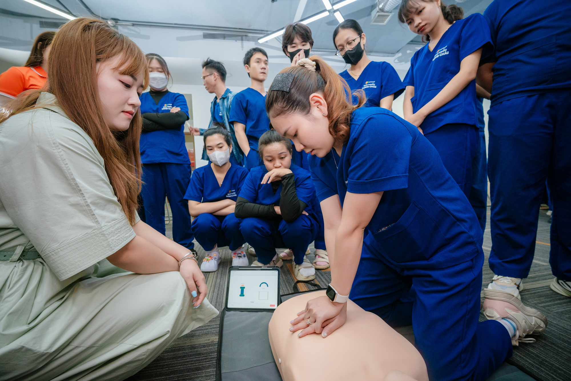 Bà Nguyễn Bạch Điệp bắt tay với quỹ của Pháp, Hội Chữ thập đỏ, ĐH Y Dược, ĐH Y Khoa, cho hơn 22.000 dược sĩ học một kỹ năng khác ngoài bán thuốc - Ảnh 3.