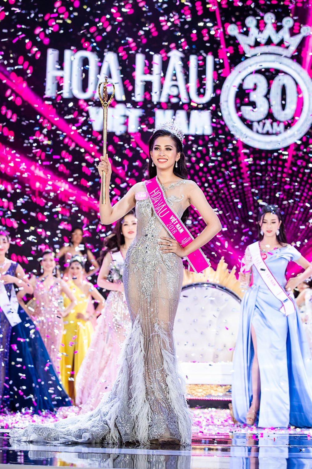 8 năm trước của mỹ nhân sở hữu nhan sắc "ngàn năm có một", đổi đời năm 18 tuổi - Ảnh 2.