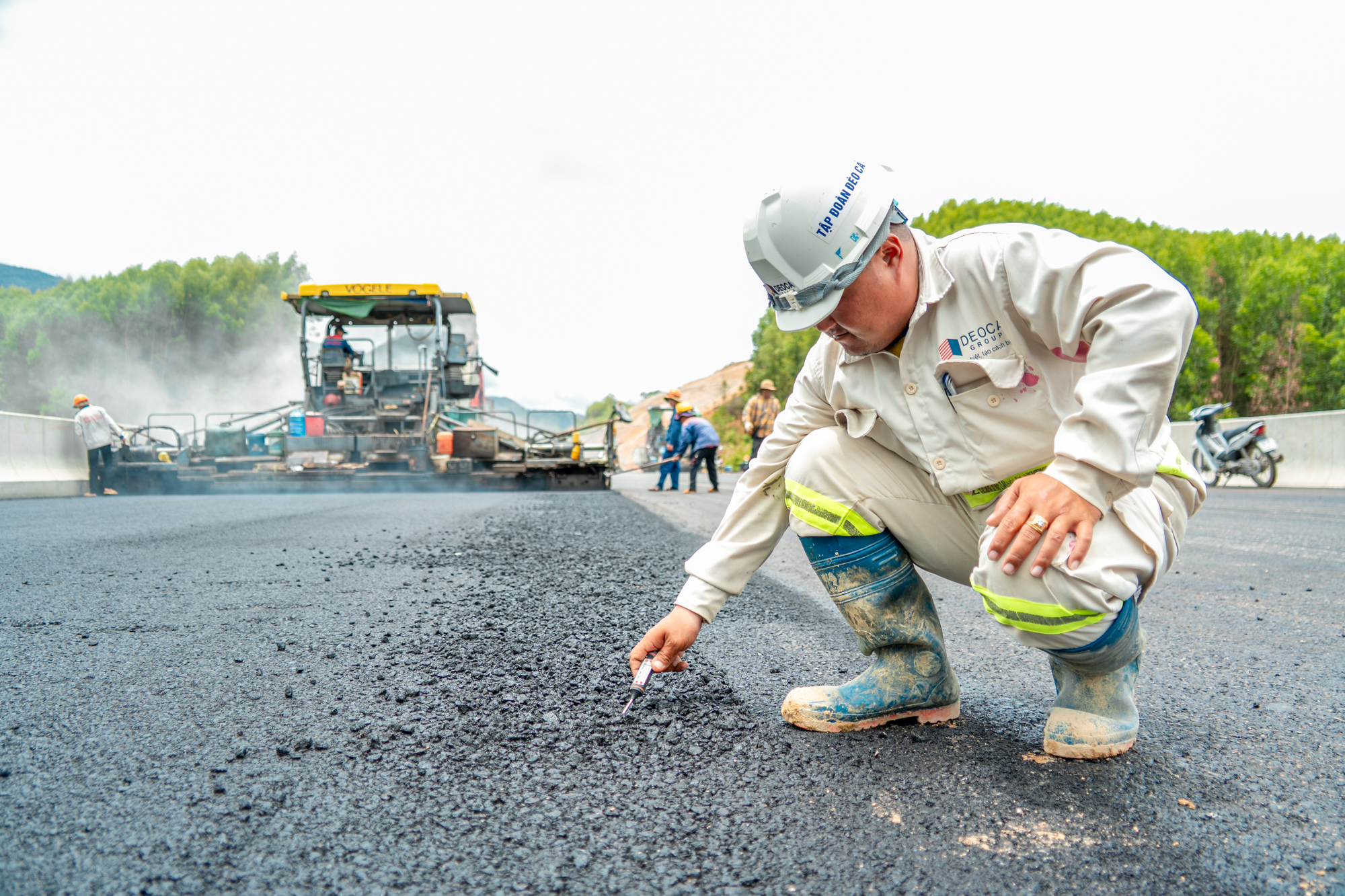 Một đoạn đường chỉ dài 11 km nhưng có đến 10 cây cầu cùng hầm cấp đặc biệt, nhà thầu huy động đến 600 người, quyết thông xe sau 3 tháng nữa - Ảnh 11.