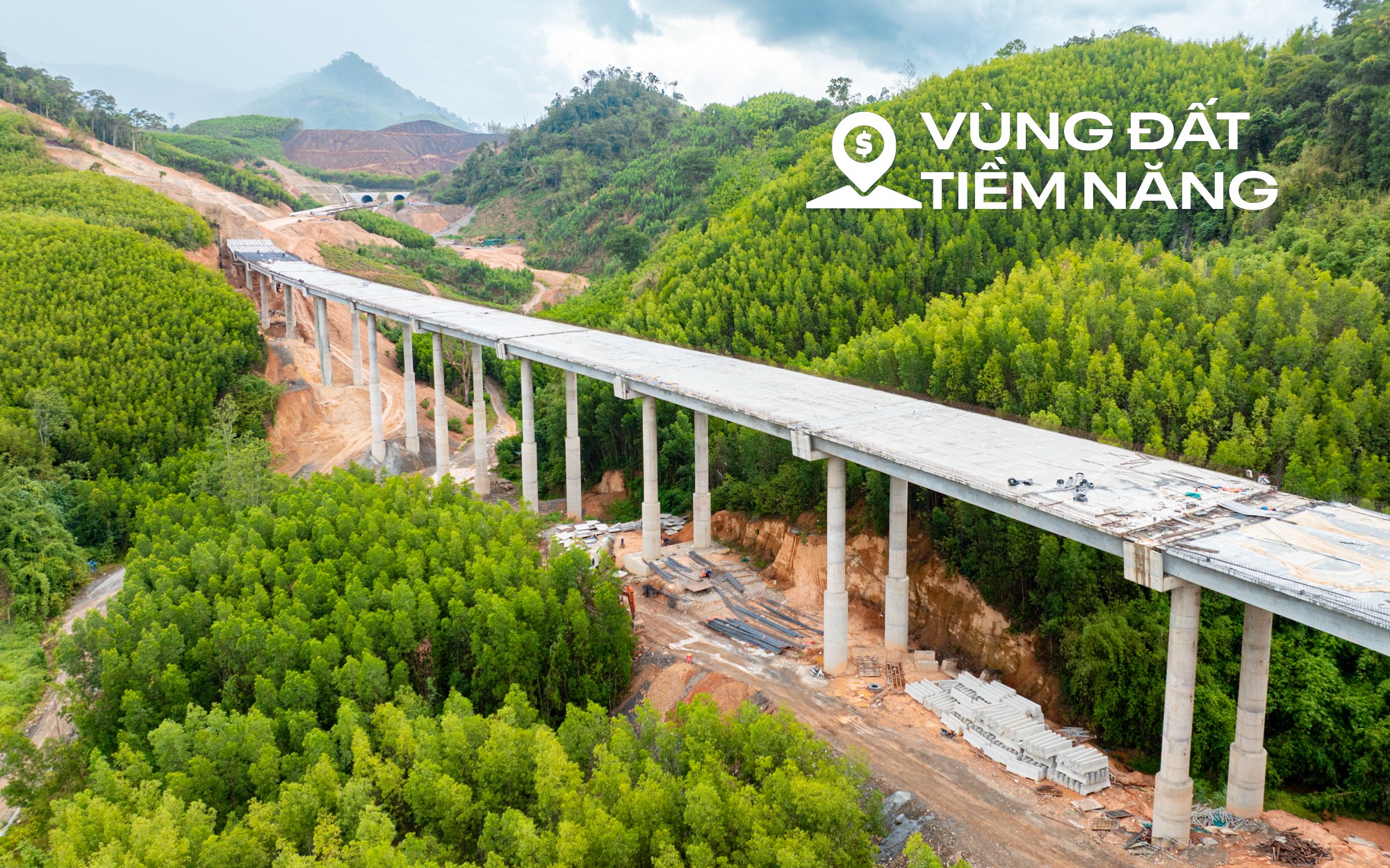 Một đoạn đường chỉ dài 11 km nhưng có đến 10 cây cầu cùng hầm cấp đặc biệt, nhà thầu huy động đến 600 người, quyết thông xe sau 3 tháng nữa