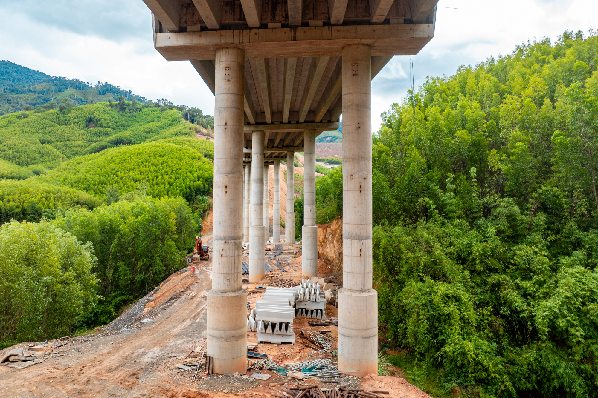 Một đoạn đường chỉ dài 11 km nhưng có đến 10 cây cầu cùng hầm cấp đặc biệt, nhà thầu huy động đến 600 người, quyết thông xe sau 3 tháng nữa - Ảnh 9.
