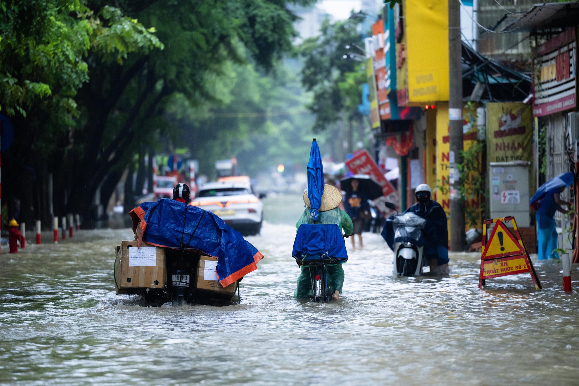 Toàn cảnh Hà Nội ngập sau trận mưa suốt đêm: Những ai đi làm sáng nay lưu ý các tuyến đường này! - Ảnh 25.