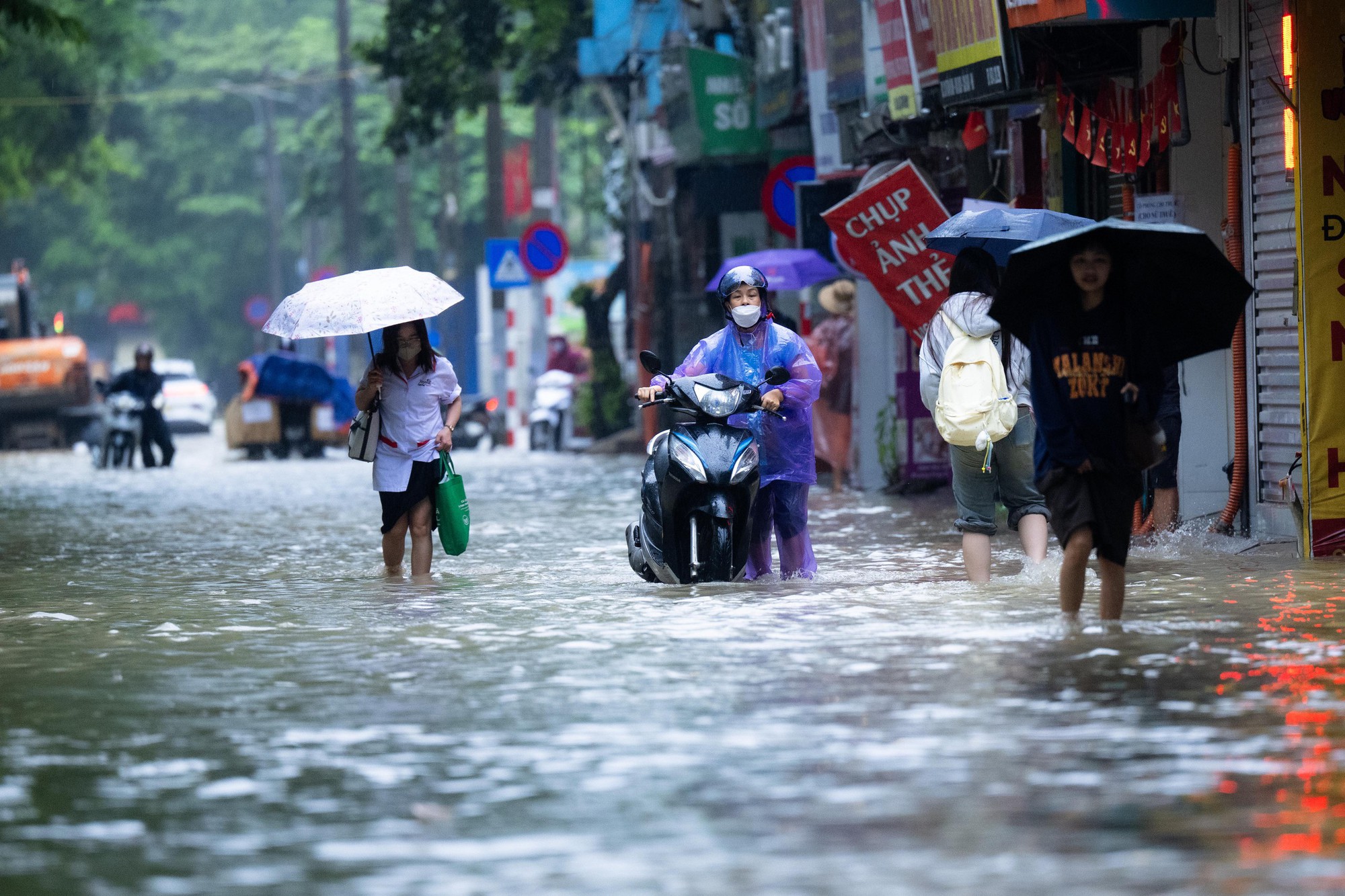 Toàn cảnh Hà Nội ngập sau trận mưa suốt đêm: Những ai đi làm sáng nay lưu ý các tuyến đường này! - Ảnh 24.