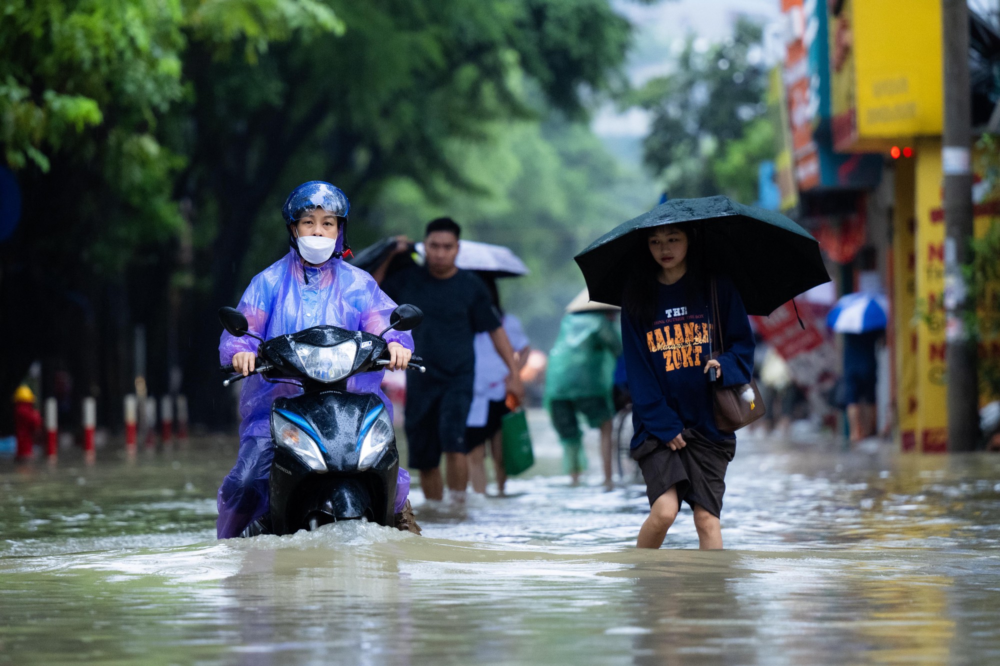 Toàn cảnh Hà Nội ngập sau trận mưa suốt đêm: Những ai đi làm sáng nay lưu ý các tuyến đường này! - Ảnh 23.