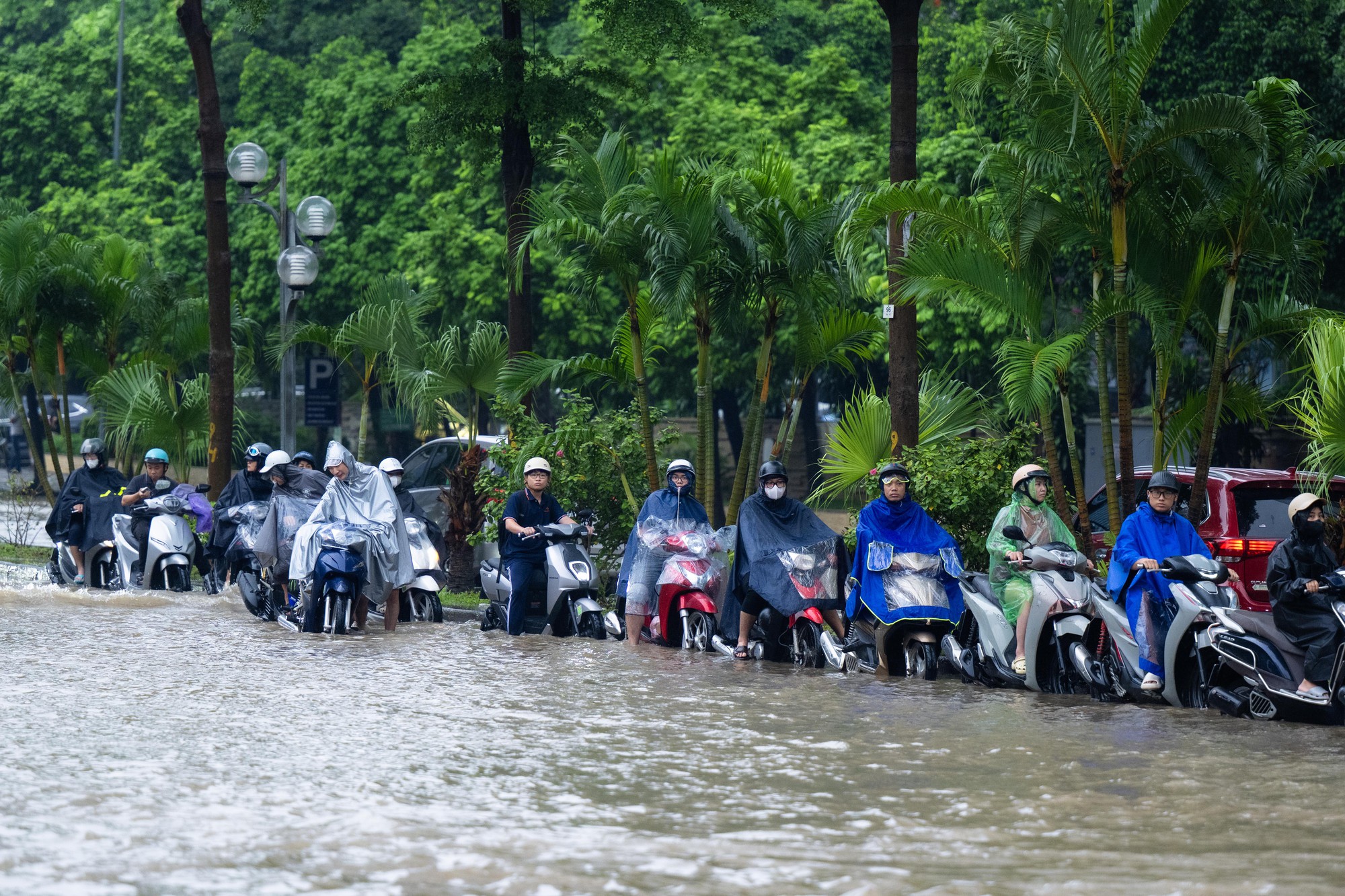 Toàn cảnh Hà Nội ngập sau trận mưa suốt đêm: Những ai đi làm sáng nay lưu ý các tuyến đường này! - Ảnh 29.