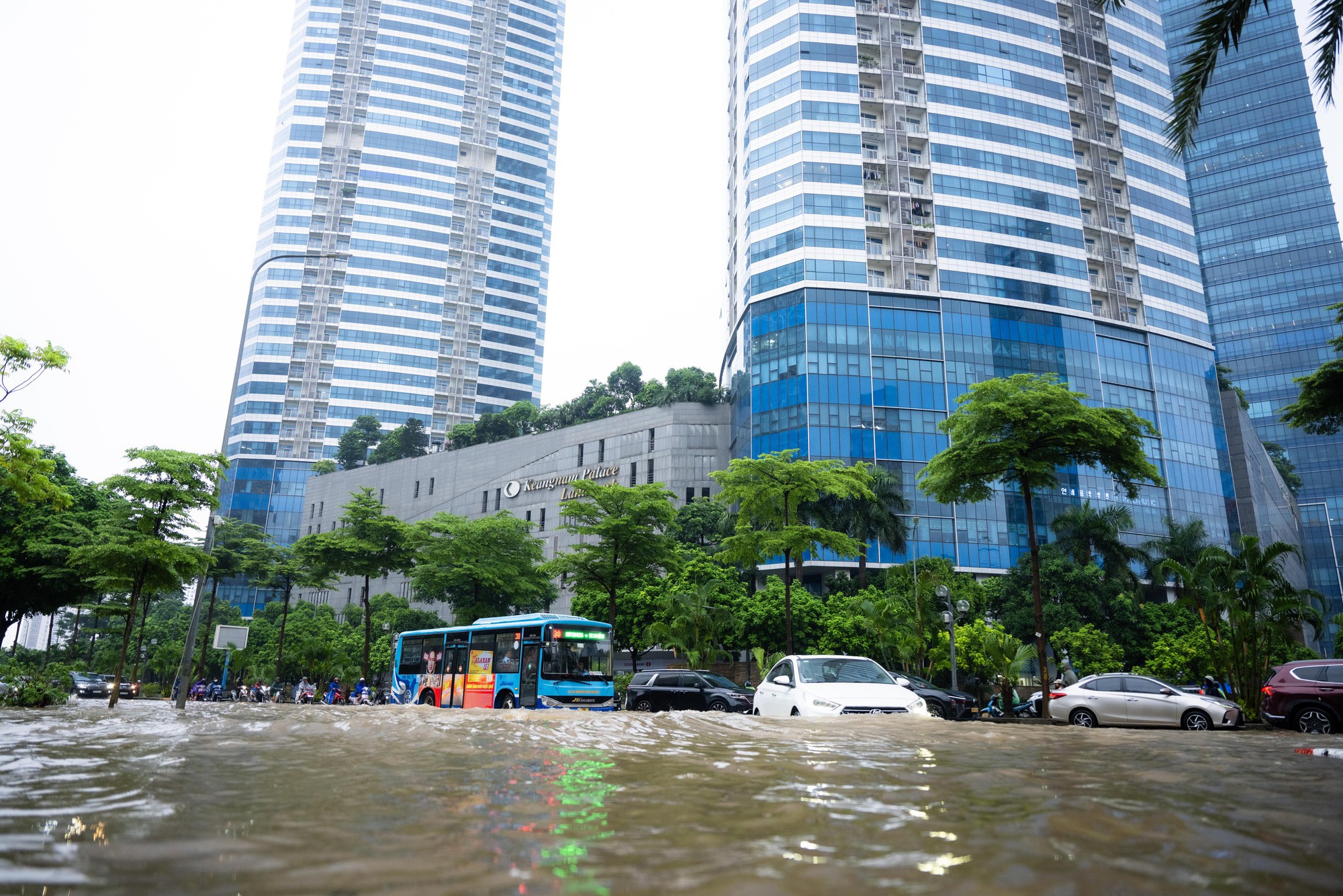 Toàn cảnh Hà Nội ngập sau trận mưa suốt đêm: Những ai đi làm sáng nay lưu ý các tuyến đường này! - Ảnh 27.