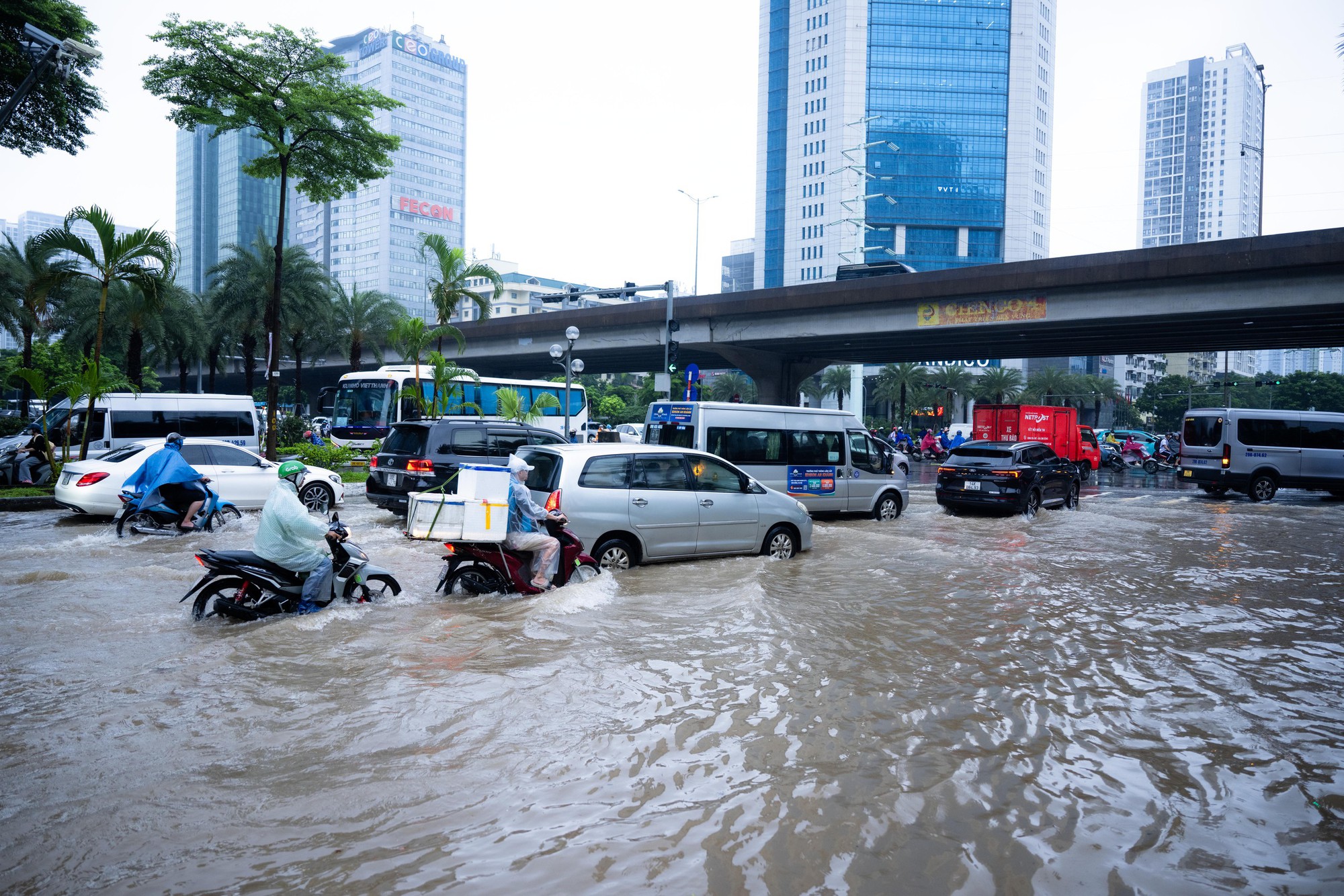 Toàn cảnh Hà Nội ngập sau trận mưa suốt đêm: Những ai đi làm sáng nay lưu ý các tuyến đường này! - Ảnh 30.
