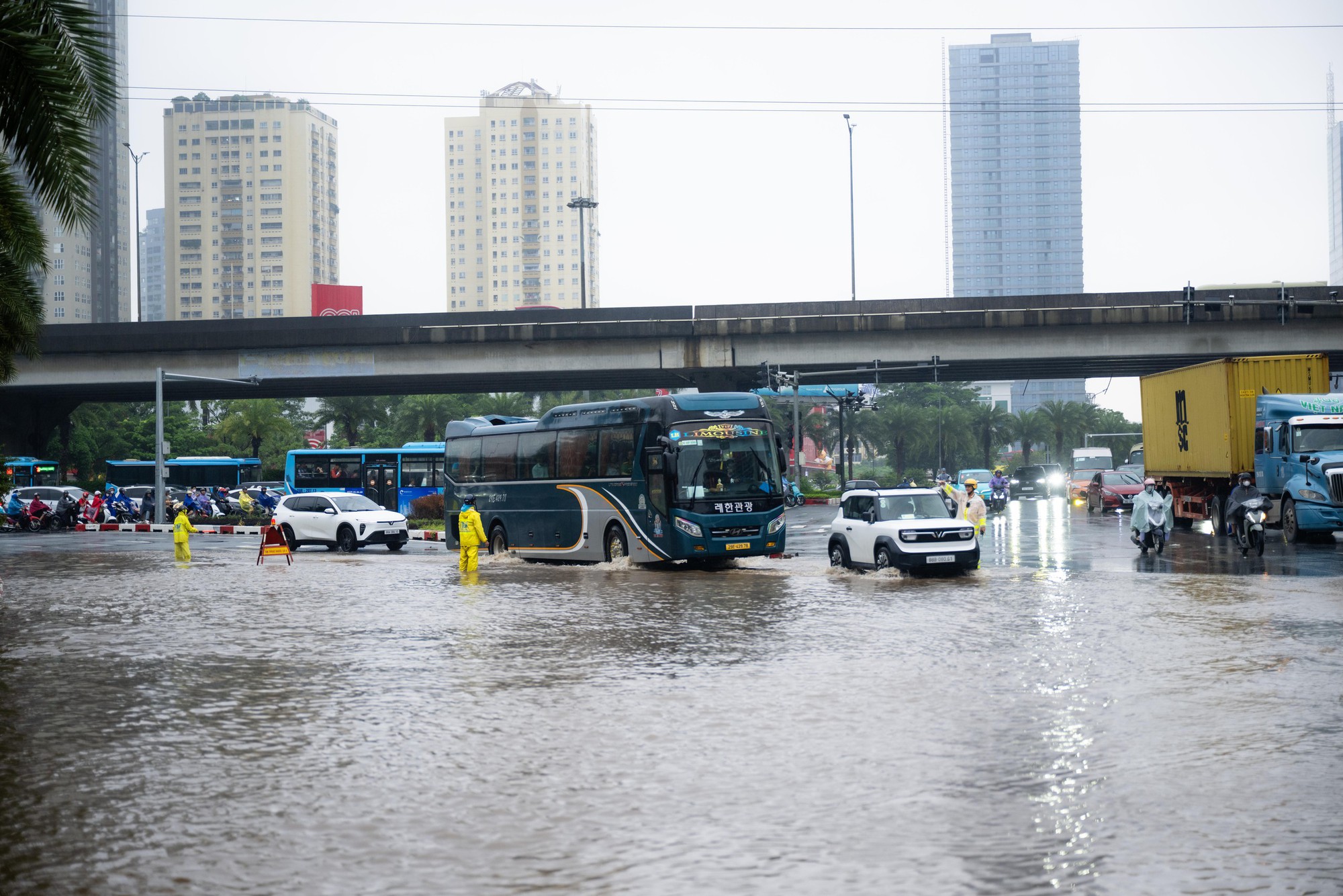 Toàn cảnh Hà Nội ngập sau trận mưa suốt đêm: Những ai đi làm sáng nay lưu ý các tuyến đường này! - Ảnh 31.
